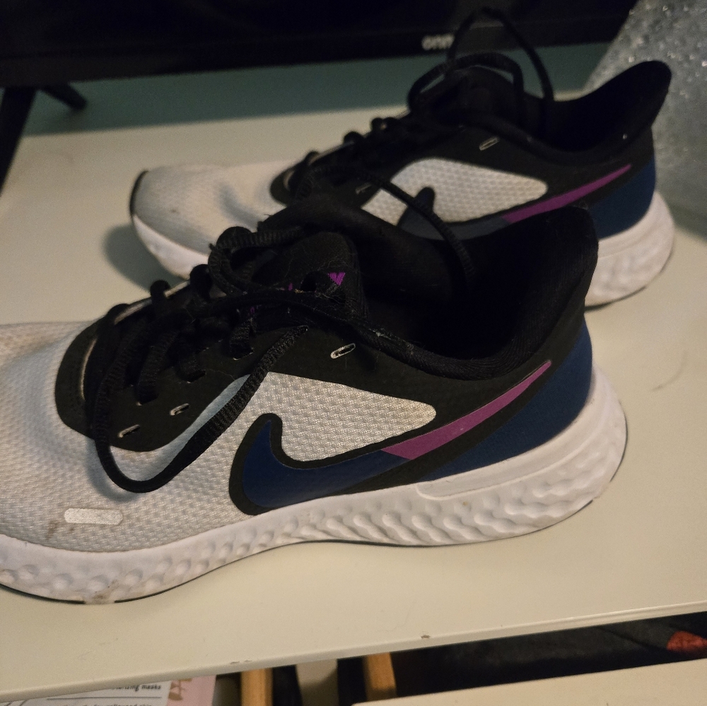 Womens nike shoes, 9.5